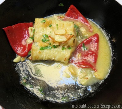 Bacallà a l'antiga amb pebrots del piquillo, alls i vi blanc
